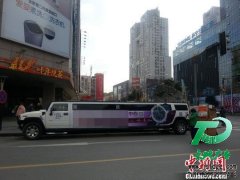 9.9m加長(zhǎng)悍馬違章停放，引發(fā)網(wǎng)友對(duì)戶(hù)外廣告熱議
