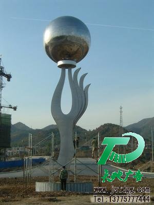 大型不銹鋼雕塑安裝現(xiàn)場(chǎng)3